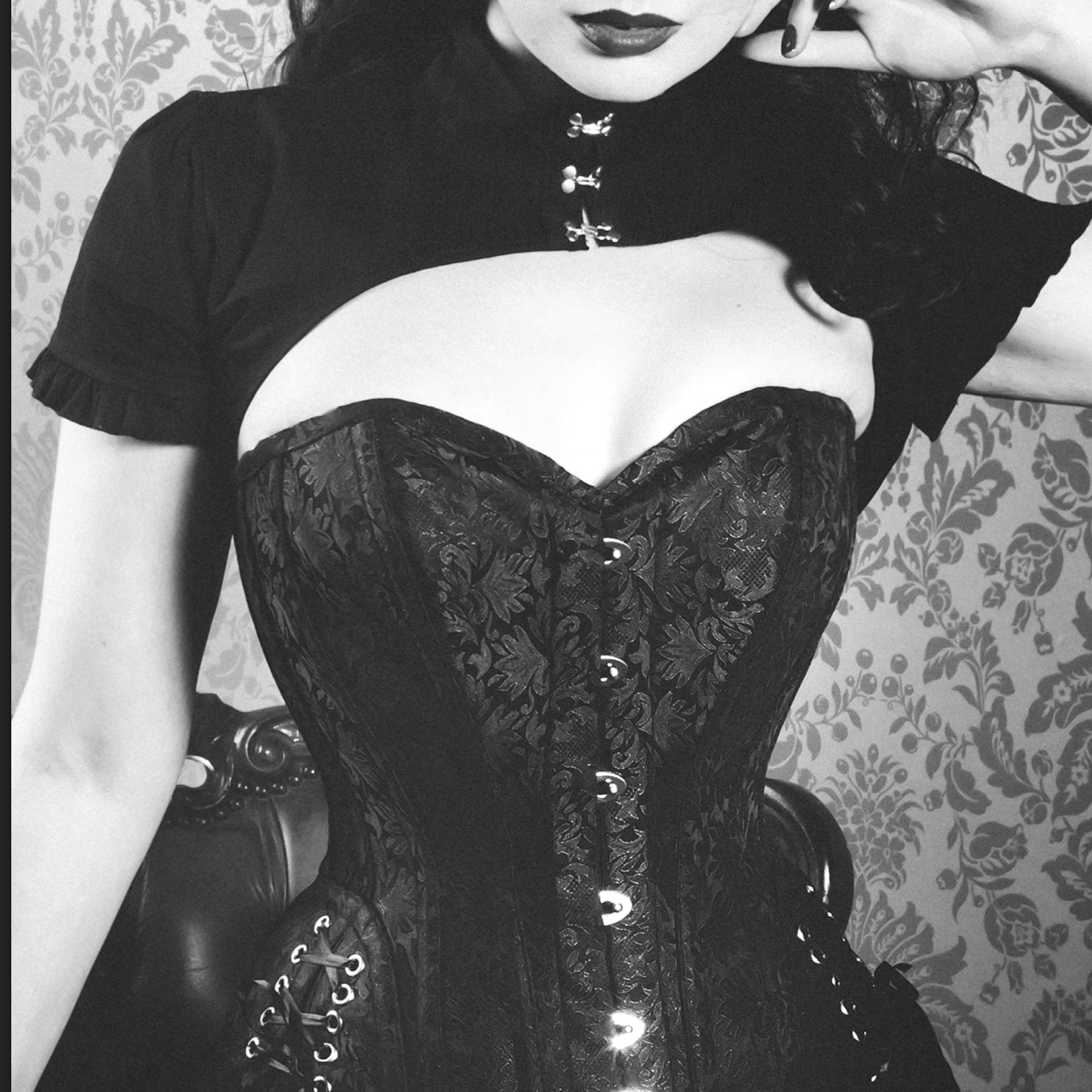 When You Wear A Corset Every Day, This Is What Happens To Your Body